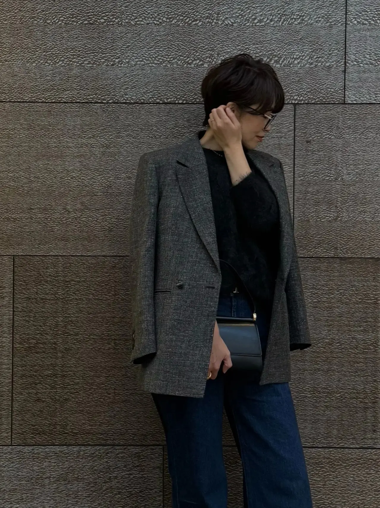 ツイードジャケットを纏う週末の大人カジュアルスタイル