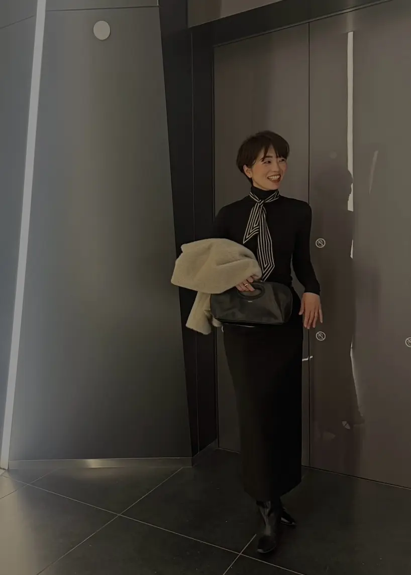 一着のブラックタイトスカートから始まるミニマムな装い_1_4