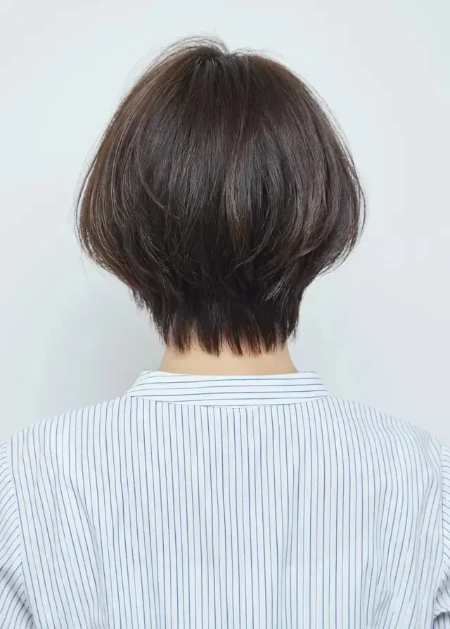 抜け感のある前髪で、シンプルなショートボブの鮮度を上げる【50代髪型・ヘアスタイル】