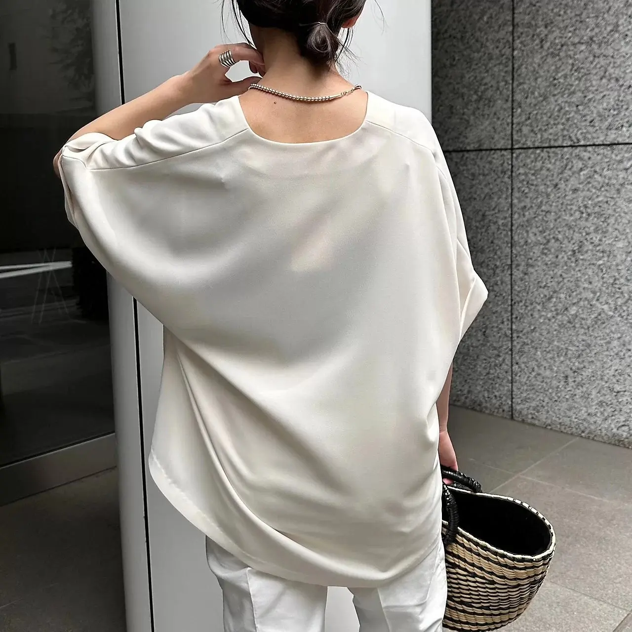 【50代着回し術】Tシャツより上品！とろみトップスで叶える【残暑～秋のスイッチコーデ6選】_1_4