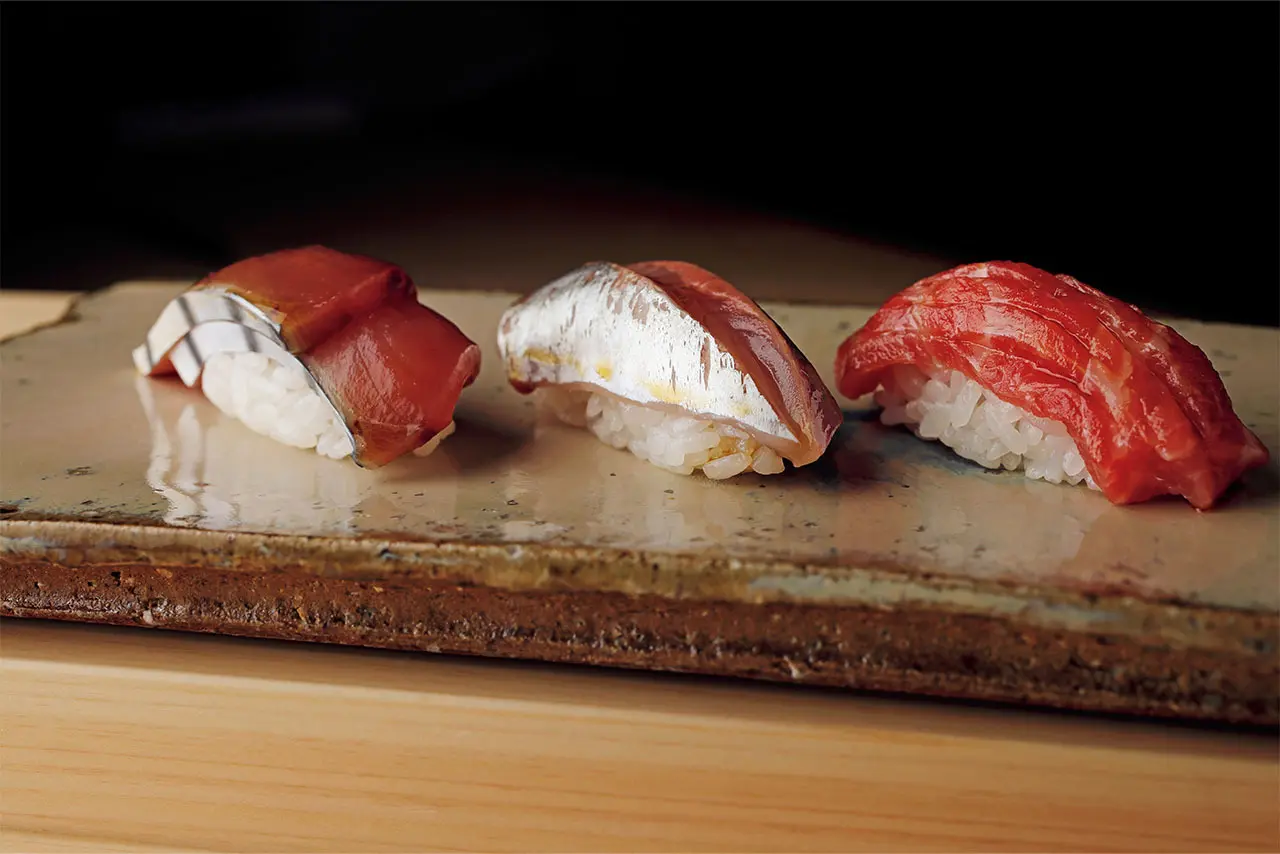 左から 「鰹、鯵、鯨」。かつおはおなかの軟らかい部分を二枚漬け。 鯨は、「青空」で師匠の鯨の酒肴を食べて感動し、「日本古来 の食文化のおいしさを伝えていきたい」と自分の店ではにぎ りの定番に。味の締まった尾の身だけを使う　