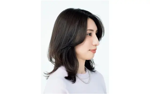 ストレートヘアになじまないよう、ボリューム出し用の毛束をあえてレイヤーでつくっている。