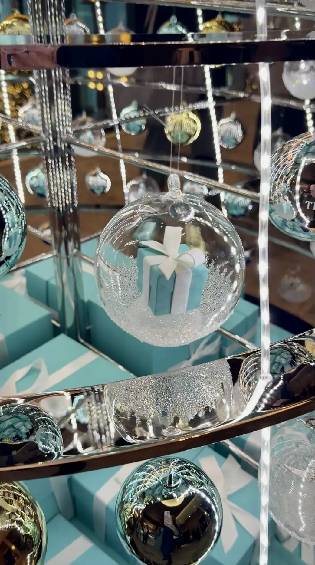 大阪　ウォルドーフ・アストリア大阪　ティファニーコラボ　クリスマス　クリスマスツリー　ピーコックアレー　ティファニー　ティファニーツリー　ティファニーブルー　クリスマスツリー　ZARA デニムワンピース　デニムミディワンピース　　