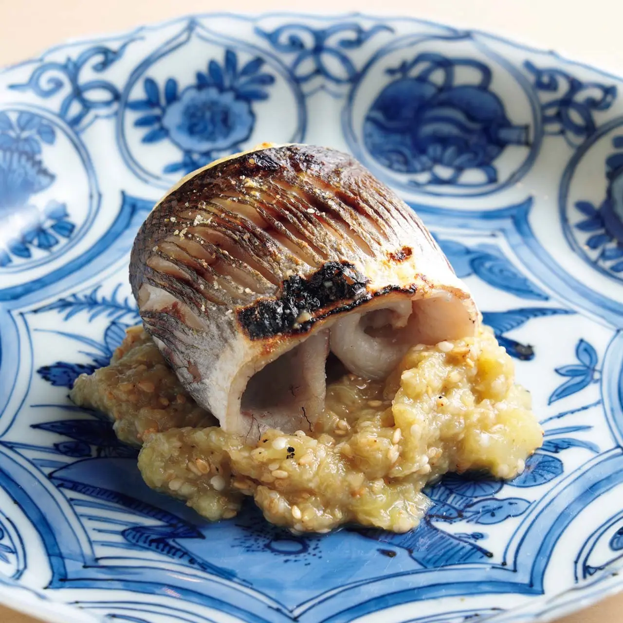 ごまやしょうが、山椒入 りのしっとりとした焼きな すのペーストをからめて味 わう「かます焼き」