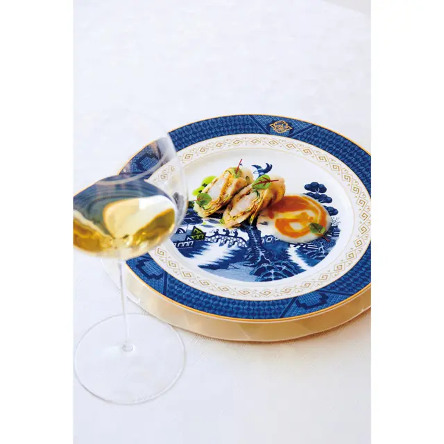 「高知県産真ハタと海老のロートロ 雲丹のソース」。魚介のうま味が折り重なるひと皿。シチリアの銘醸地、エトナの白ワインとともに