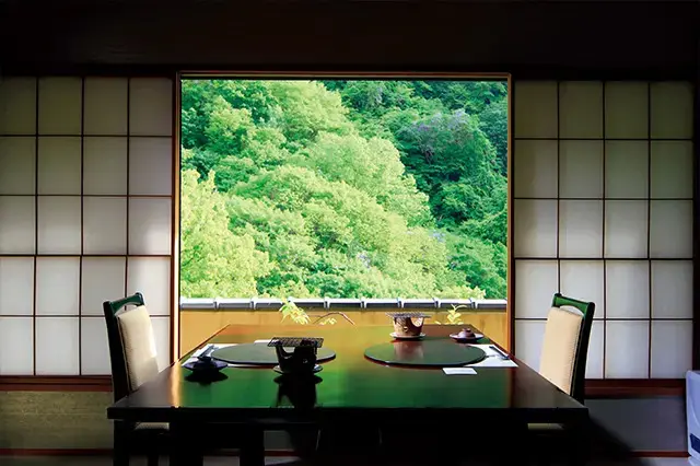 個室料亭となっており、家族水入らずで食事を味わえる。朝食も1時間かけてゆっくり味わえる