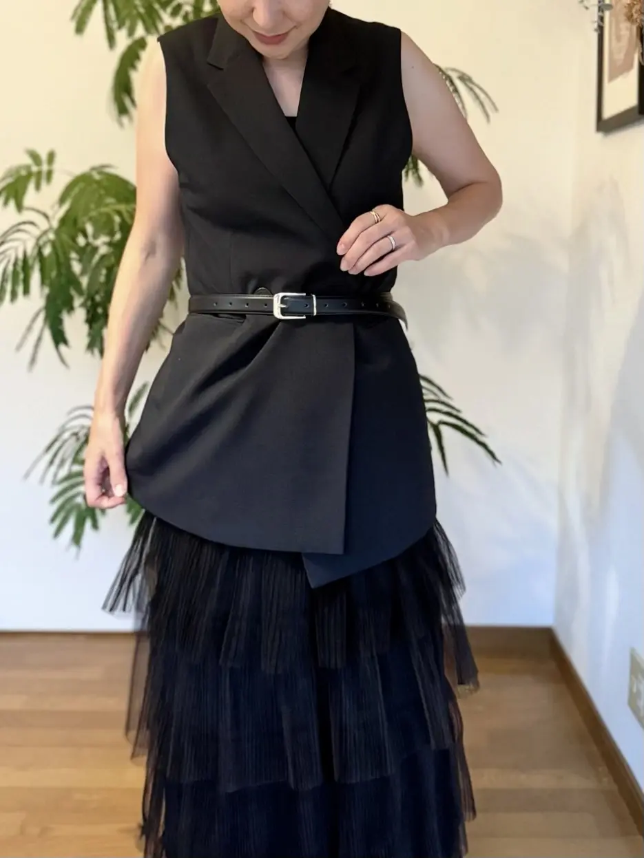 GU黒ジレ　黒のチュールスカート　黒ベルト