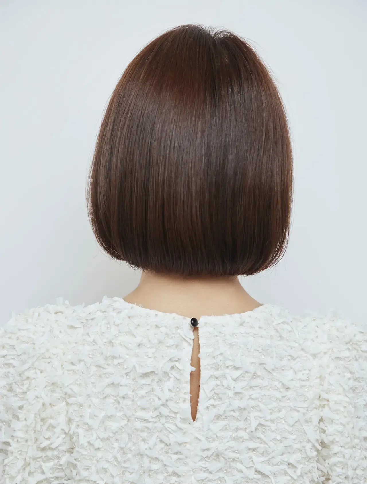 あごラインのコンパクトなボブで、大人のツヤ髪を最大限に活かす