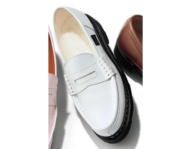 まばゆい白のアッパーとソールの黒のコントラストが、春らしく全身を明るく引き立てて。 靴￥69,300／パラブーツ青山店（パラブーツ）