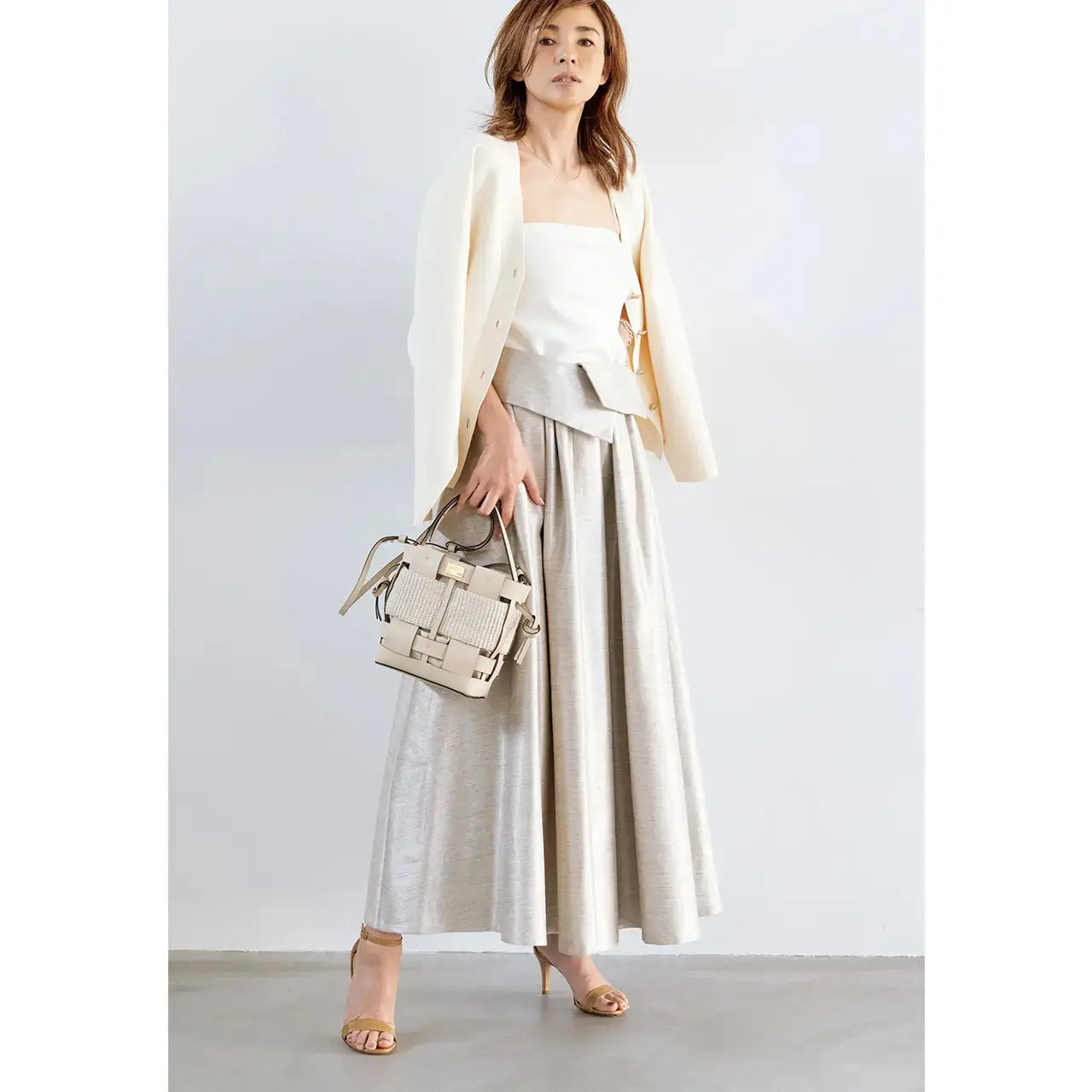 ドレッシーなスカートを、カーディガンで日常に引き込むミックスコーデ