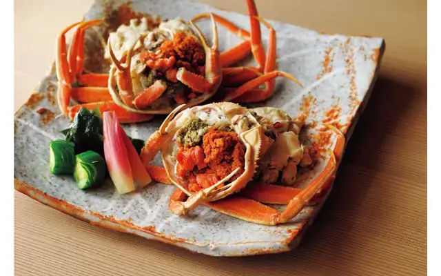 暖流と寒流が交わり栄養豊富な加賀沖の中でも、身の入りや質ともに最上とされる橋立漁港で水揚げされたズワイガニ