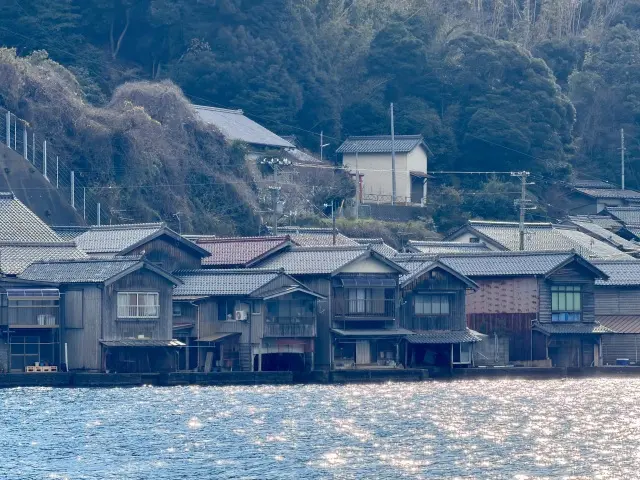伊根湾めぐり遊覧船（大型遊覧船）でぐるっと眺める。浦島太郎伝説や徐福伝説、民俗芸能など、豊かな文化も残されている。