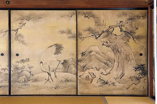 舞い降りた鶴が描かれた「花鳥図」は本堂室中に描かれている。「琴棋書画図」とともに永徳24歳の作品。