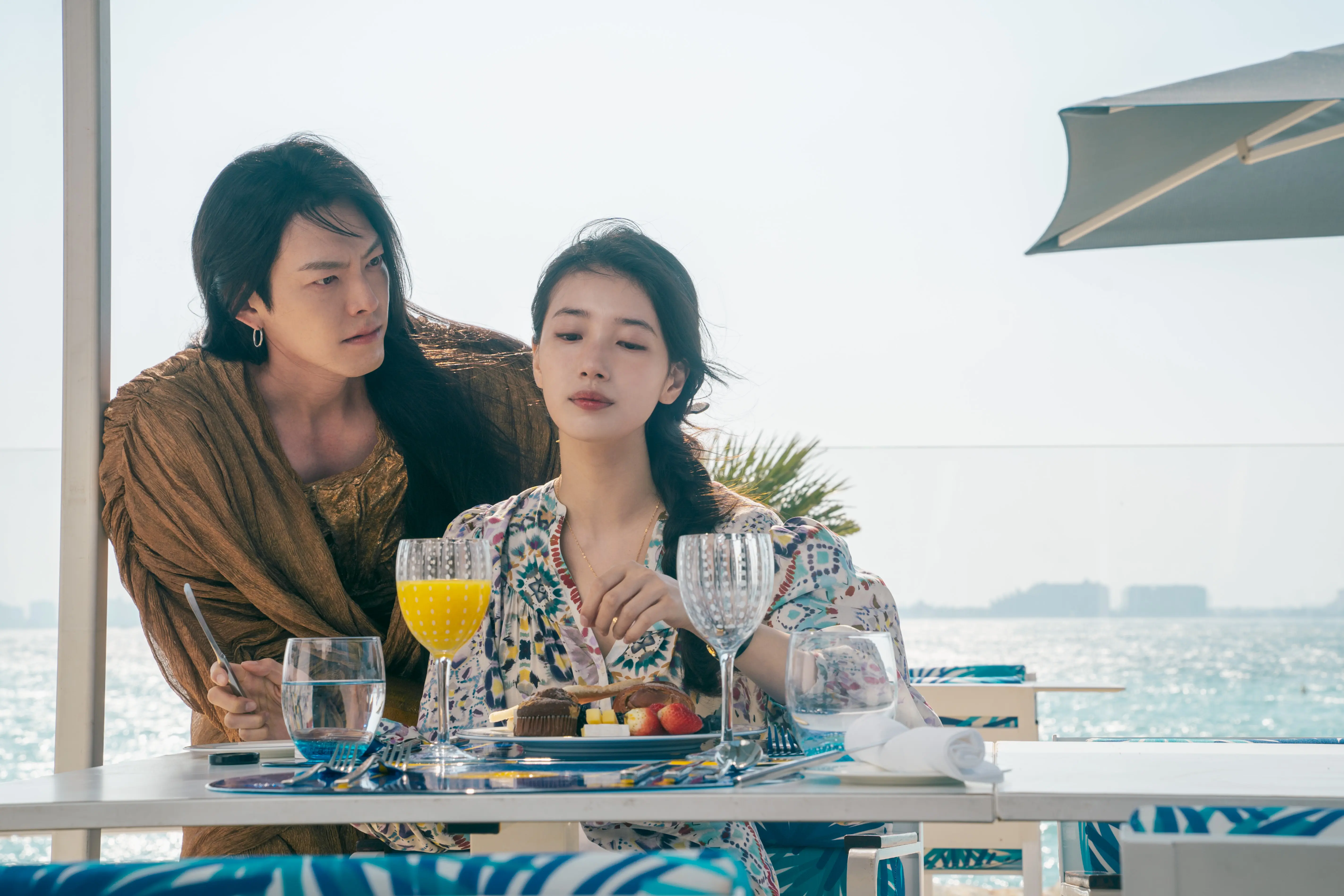 韓国ドラマ  Netflixシリーズ「魔法のランプにお願い」独占配信中　イブリース役のキム・ウビンとガヨン役のヒロイン、スジのツーショット