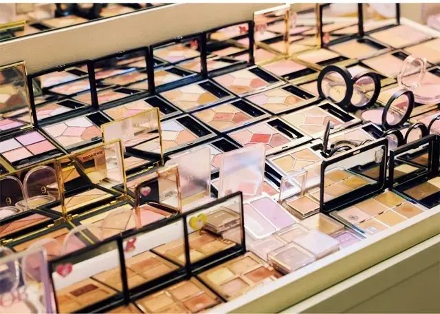 使用するコスメはデパコス中心