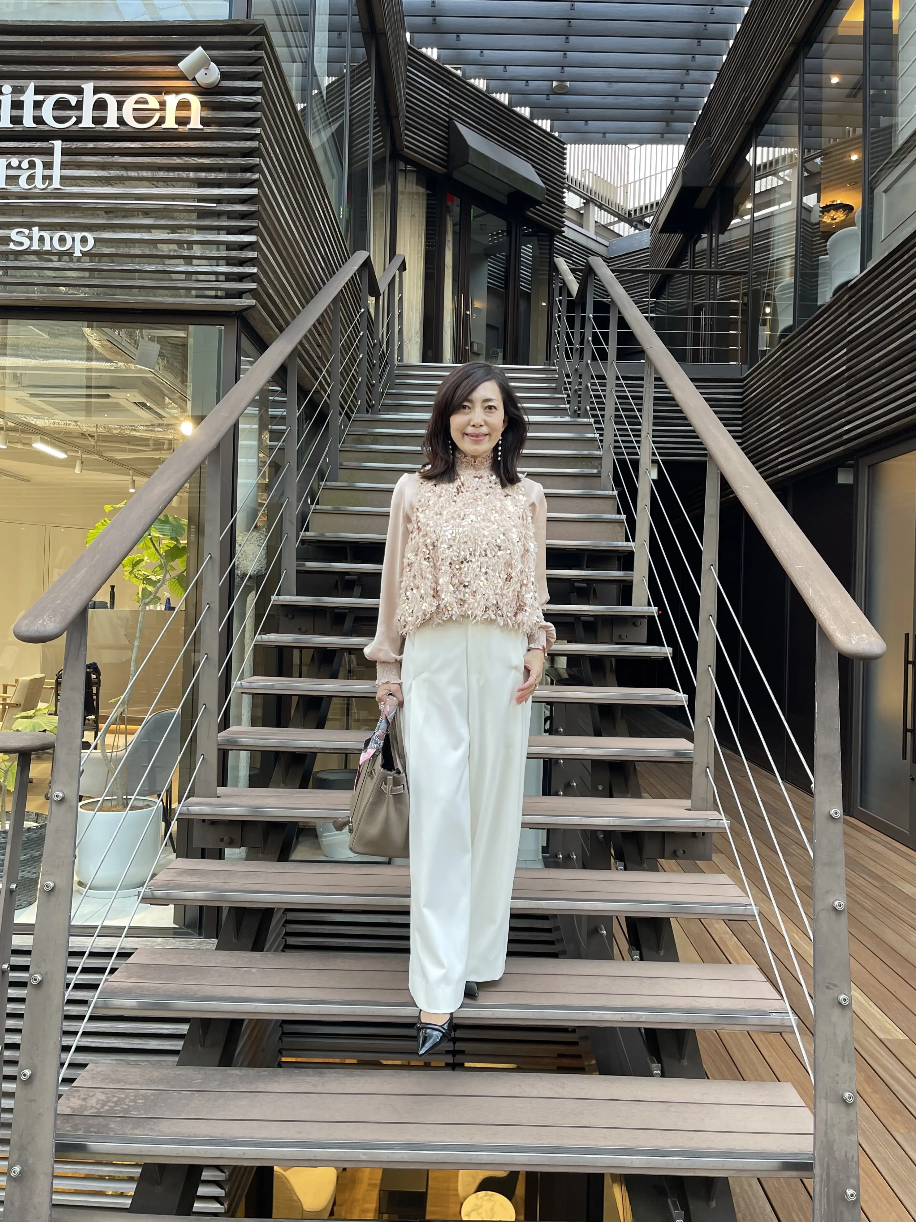 大人ピンクのキラキラジレとホワイトパンツでホリデーシーズンコーデ💗_1_1