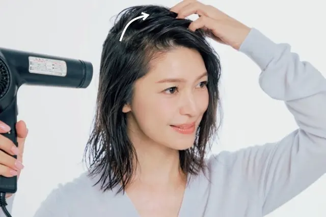 分け目が即目立たなくなる乾かし方　反対側からも分け目を覆いながら髪を倒して同様に