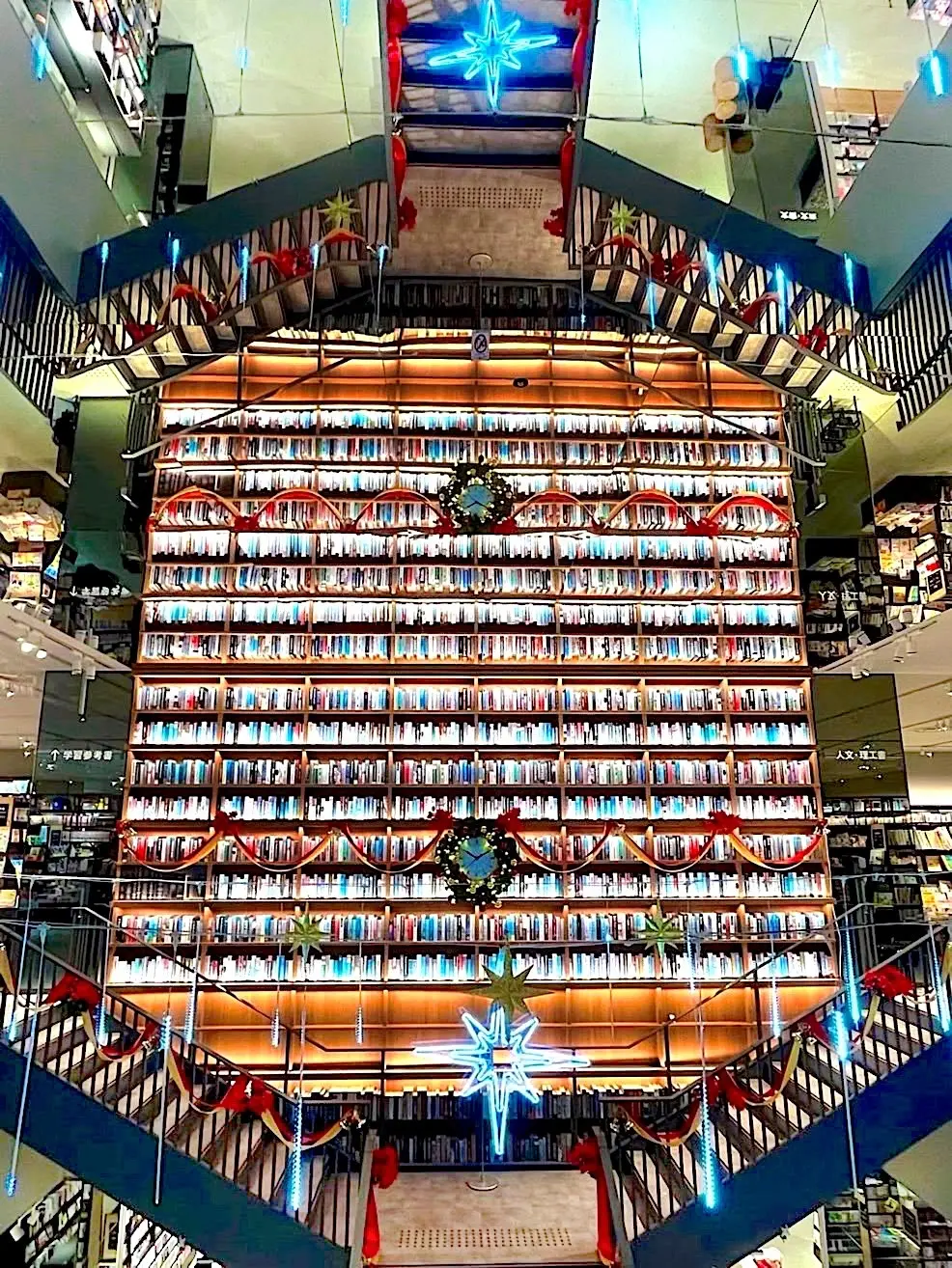 イオンモールNagoya Noritake内のTSUTAYA書店