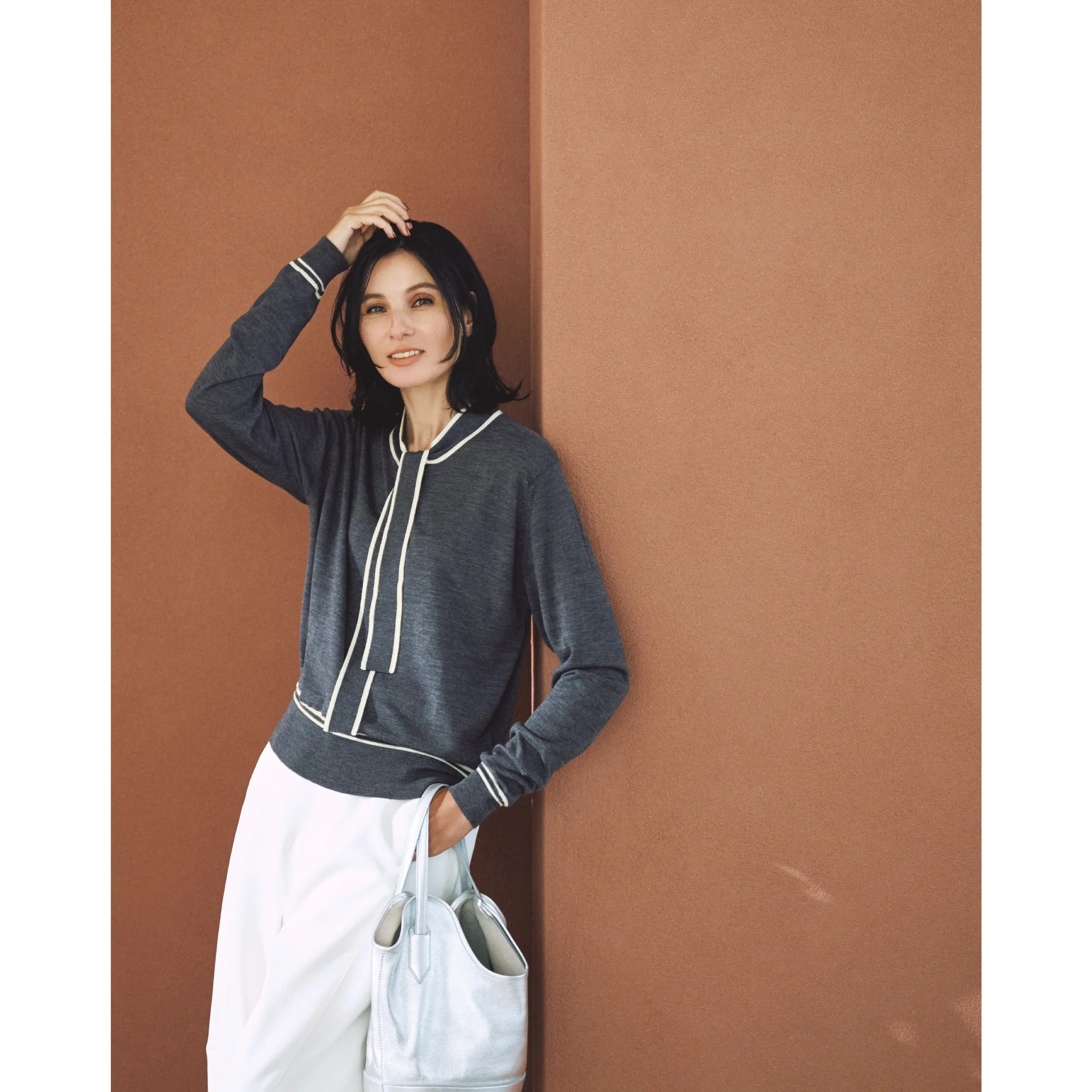 グレータイつきニットに白ゆるパンツを合わせたコーディネート　モデル・田沢美亜