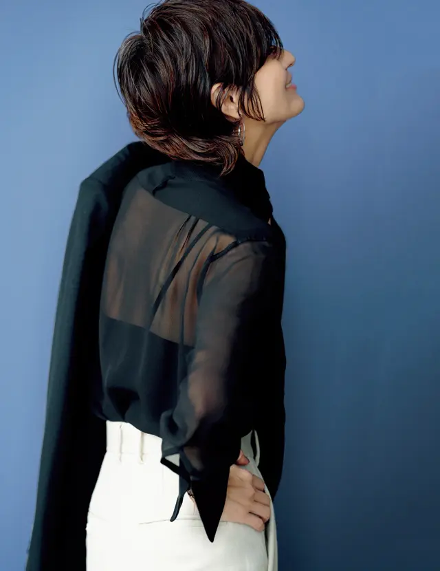 透け感のあるシルクシャツコーデの富岡佳子