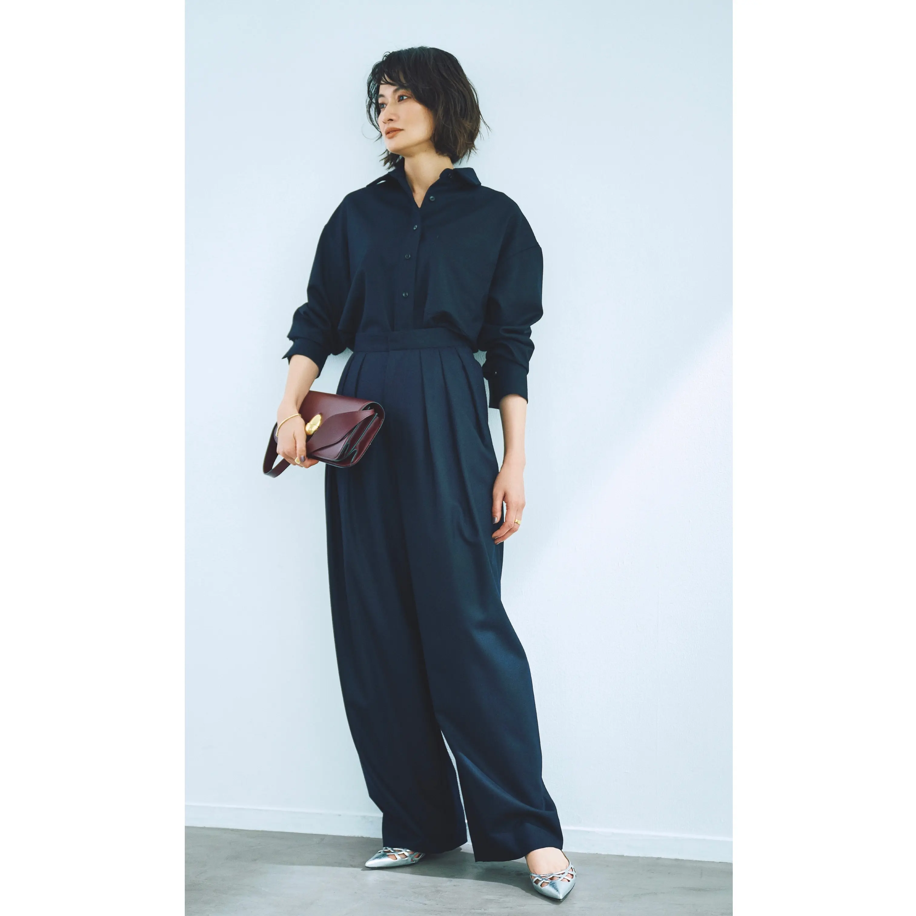 ネイビーシャツとネイビータックパンツを合わせたコーディネート　モデル・渡辺佳子