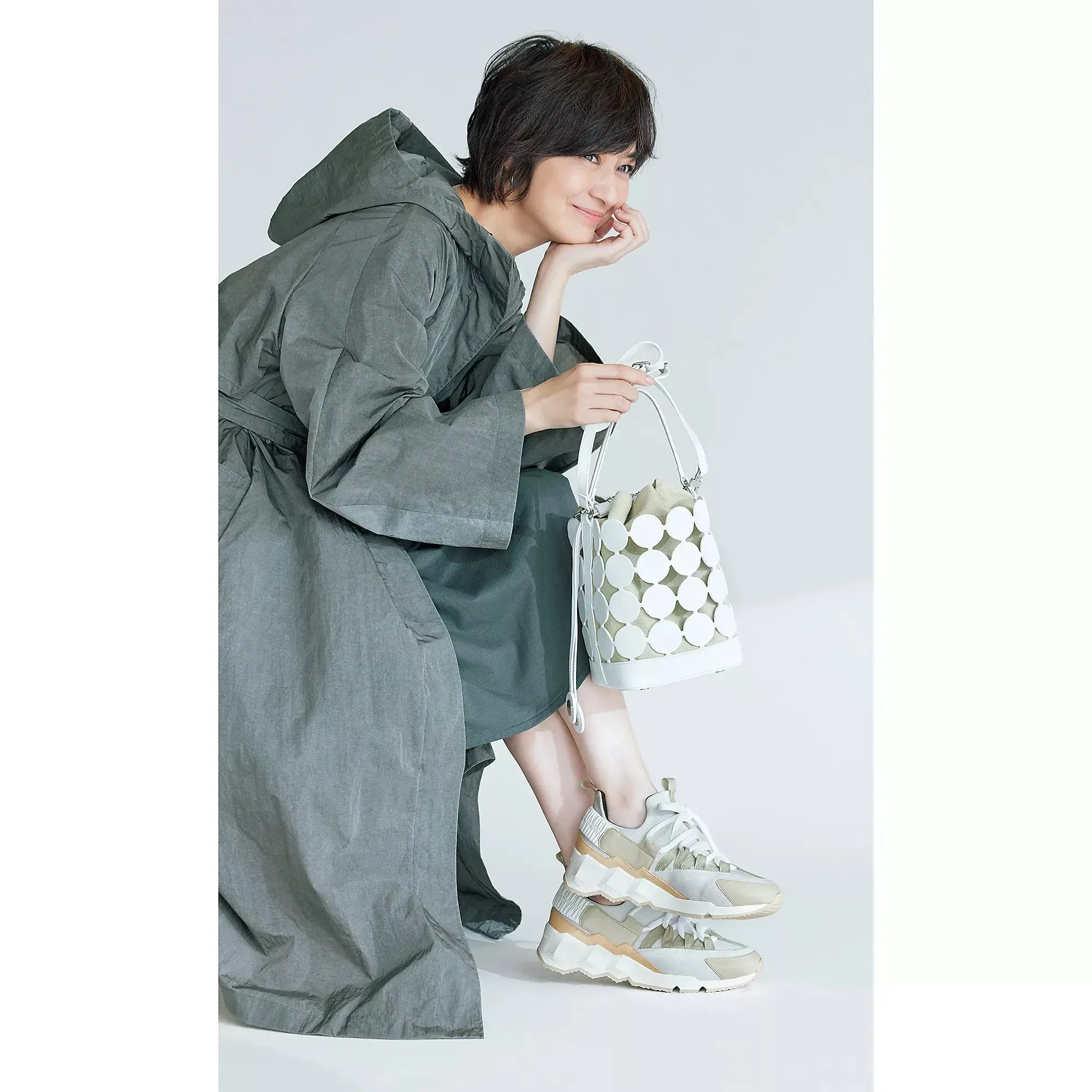富岡佳子さんがまとう春の名小物「PIERRE HARDY」のバケットバッグ 
