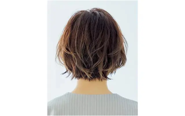 短めヘアのパーマはゆるめにかけておしゃれ印象をアップ！【50代髪型・ヘアスタイル】