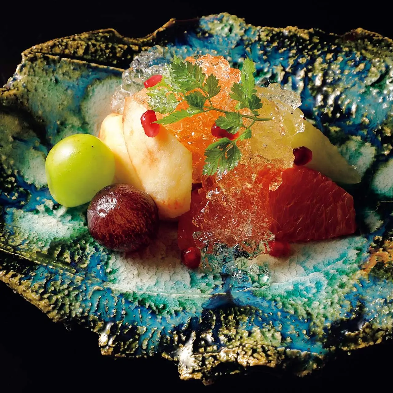 大浦ぶどう酒」のジュレ が印象的な水菓子のフルーツ盛り。昼は¥11,000のコースあり