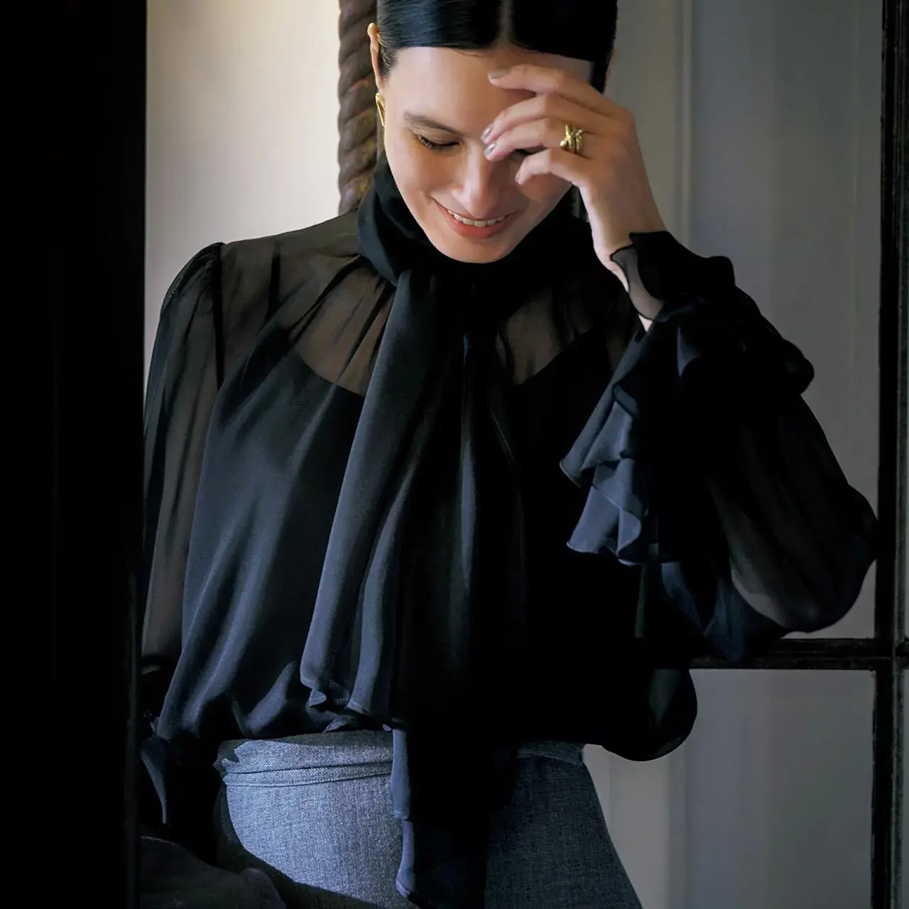 揺れるボウタイ、ラッフルの袖口……甘美なディテールを現代的に魅せる、「シアーな黒」の粋な駆け引き