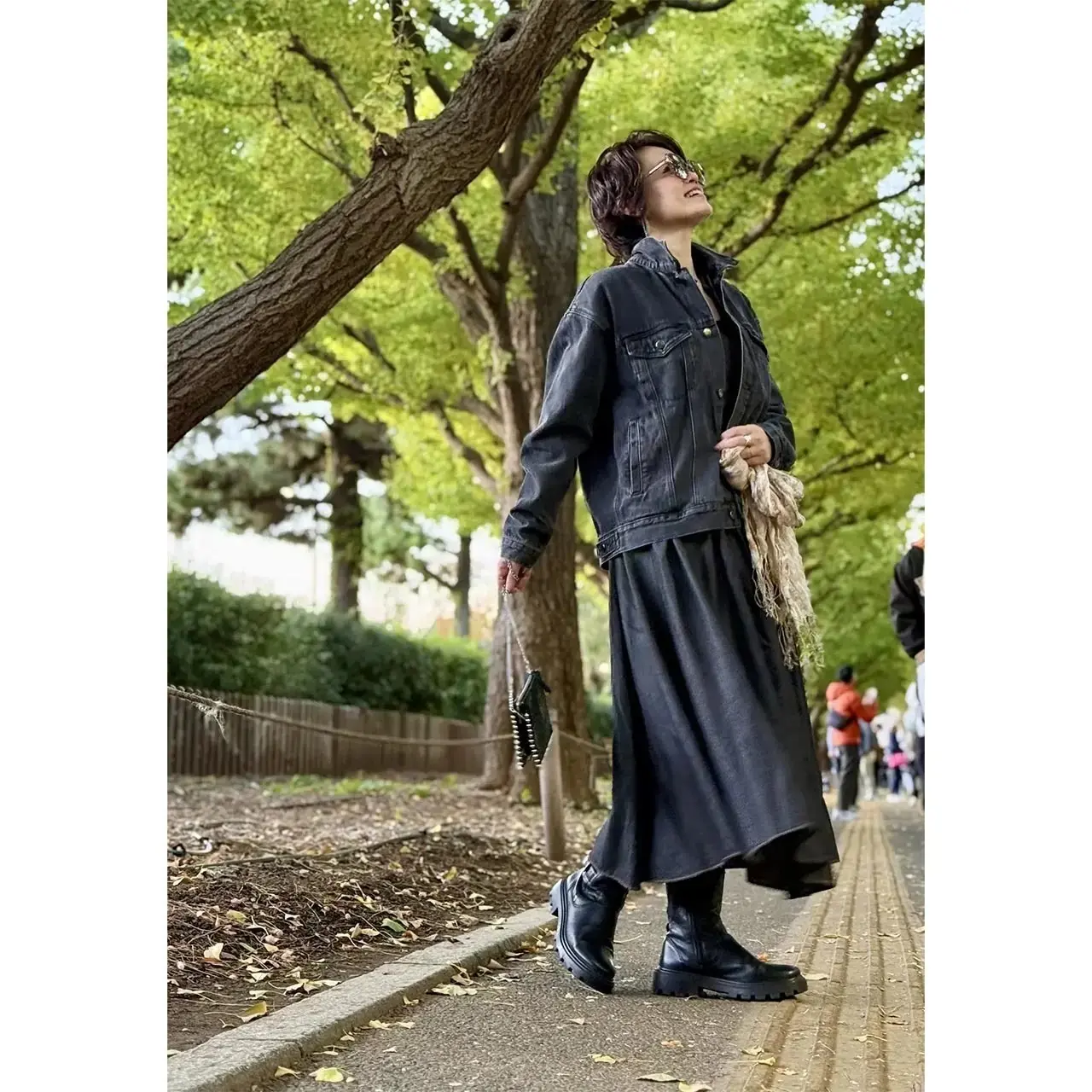 【50代のワンピースコーデ5選】秋のお出かけに動きやすく快適！すっきり見えも叶えてくれる一着