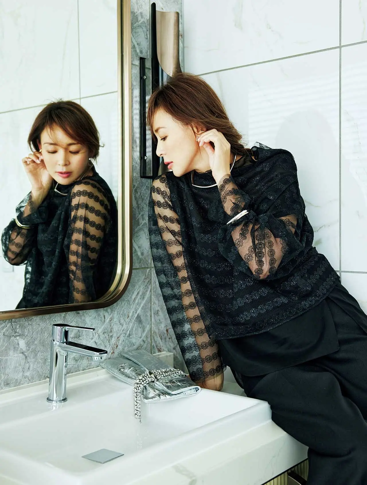 レースのレイヤードブラウスは、 シルバーの輝きを添えてクールに攻略。 身支度する時間も心ときめいて