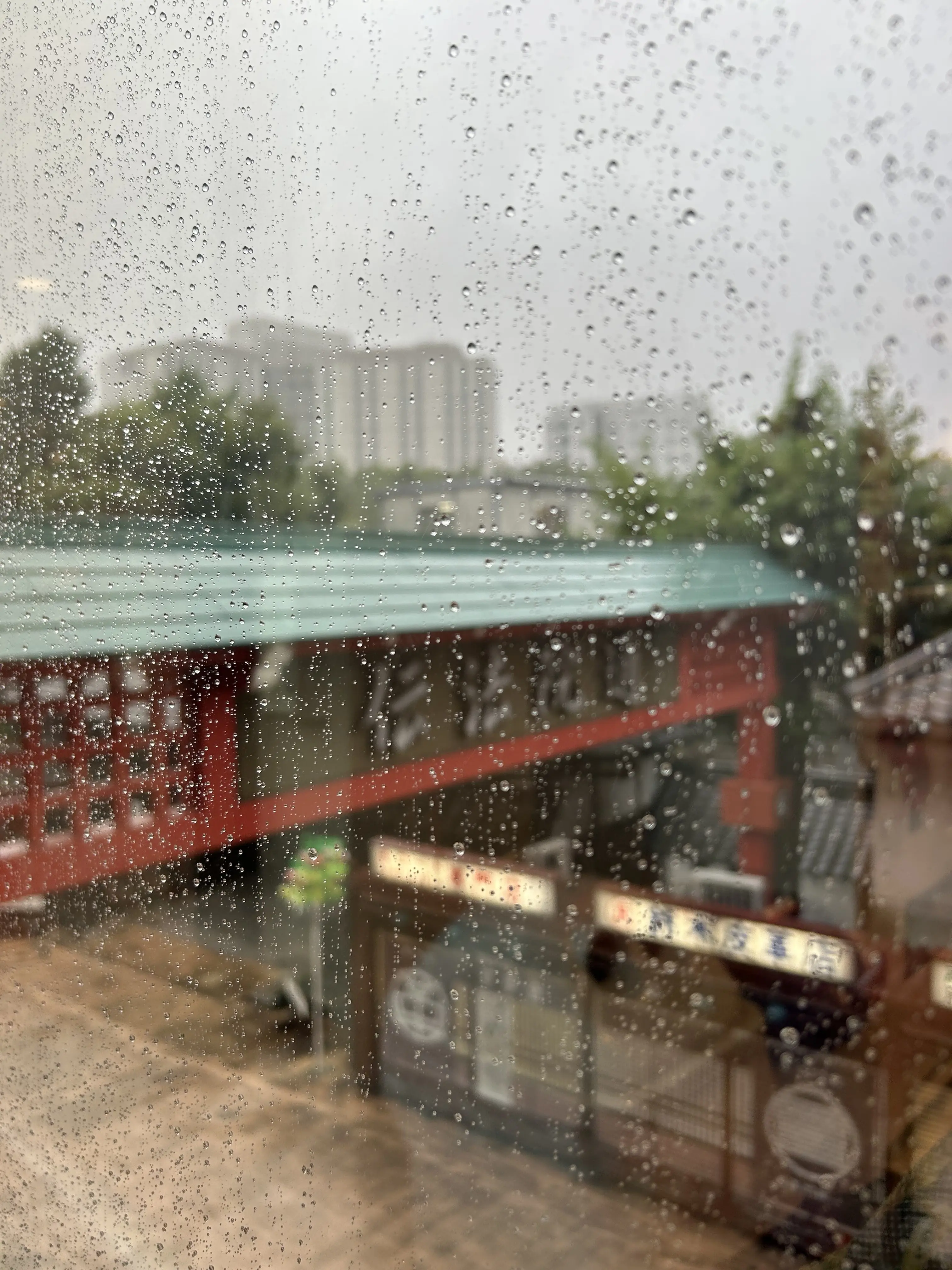浅草公会堂から見る景色 雨の浅草