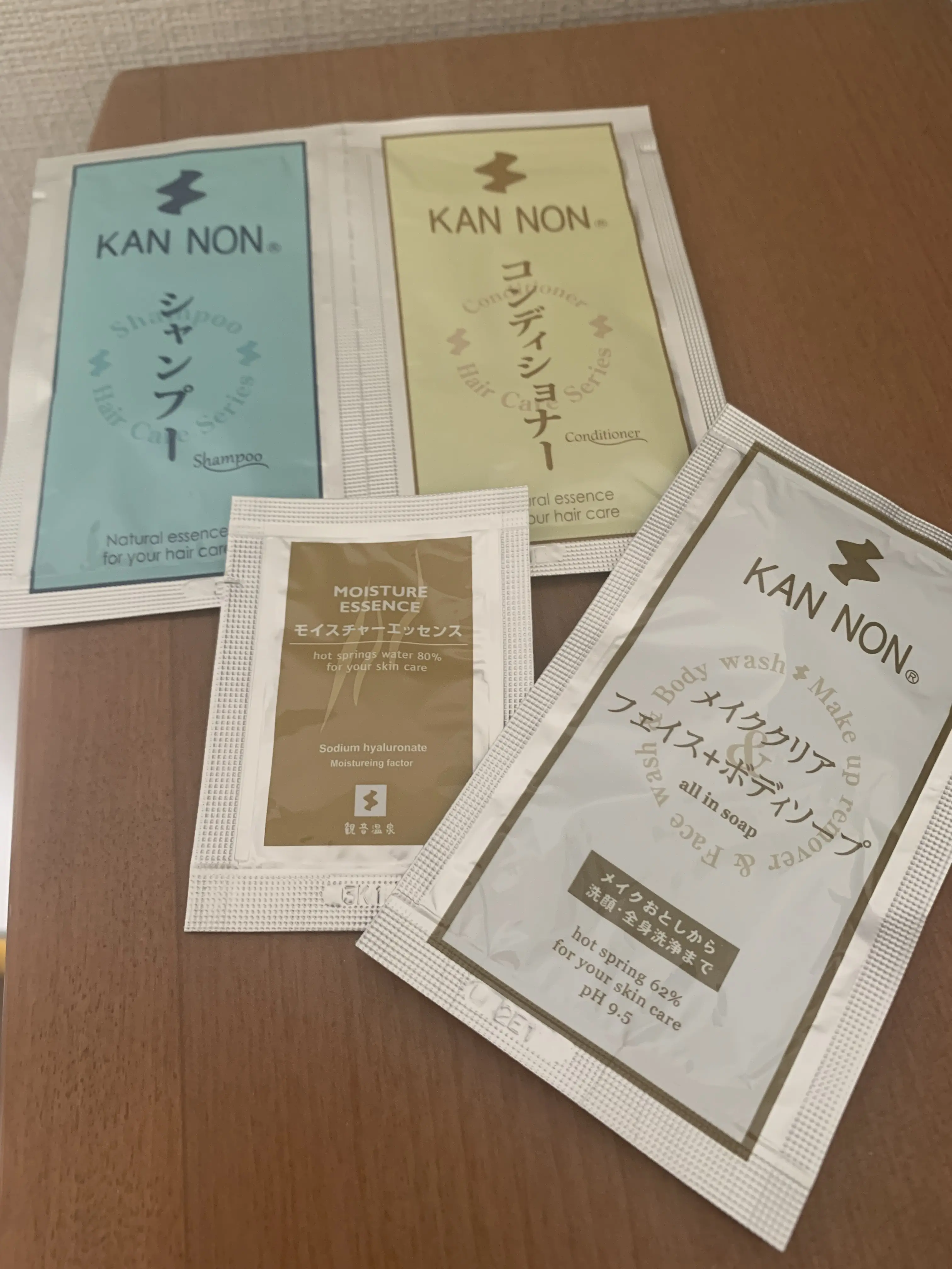 観音温泉のお土産　シャンプー＆コンディショナー、美容液、メイククリア