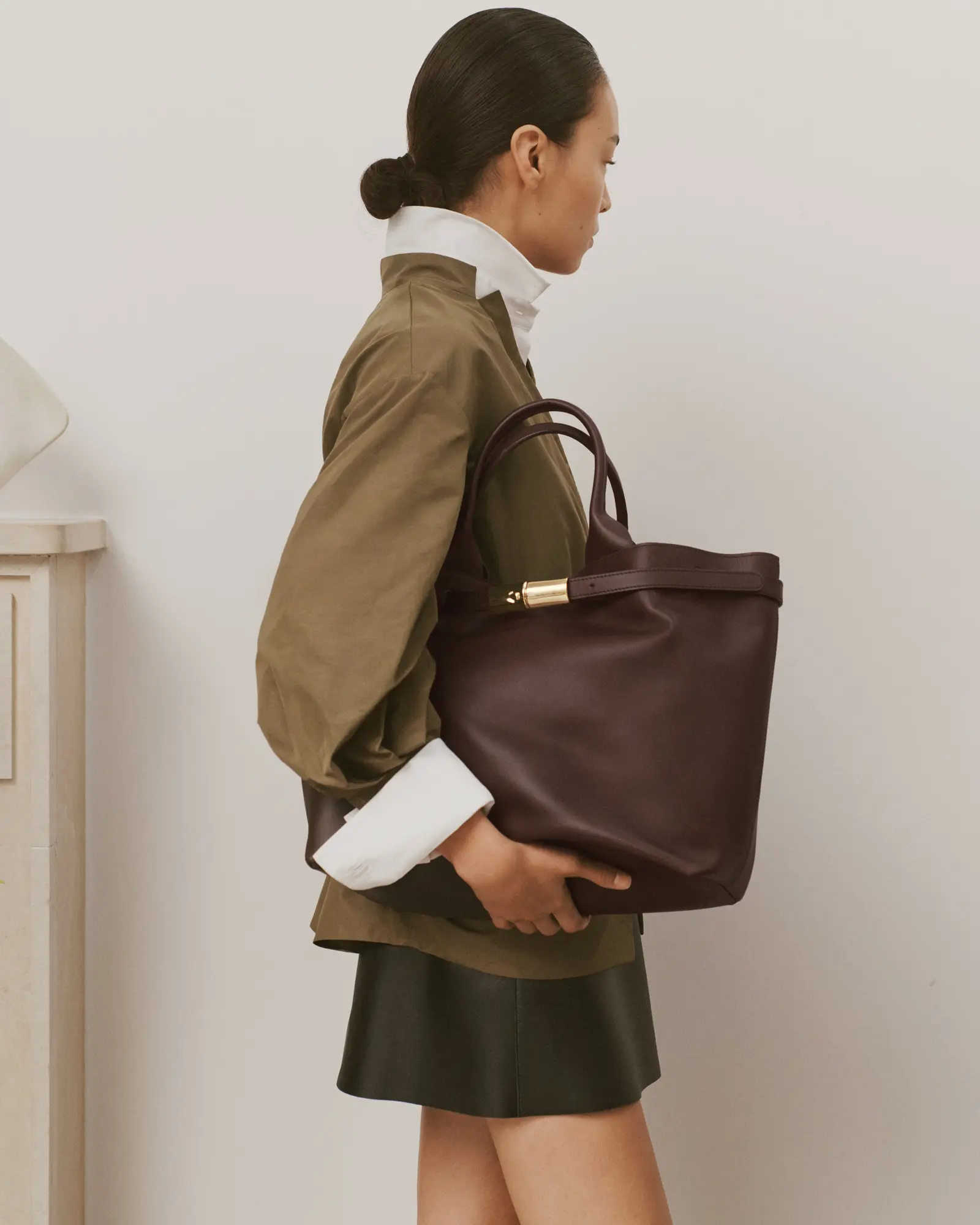 ロンシャン　「ル スマート」ショッピングバッグ　ダークブラウントーンのモカのカラーを持った女性モデルの写真