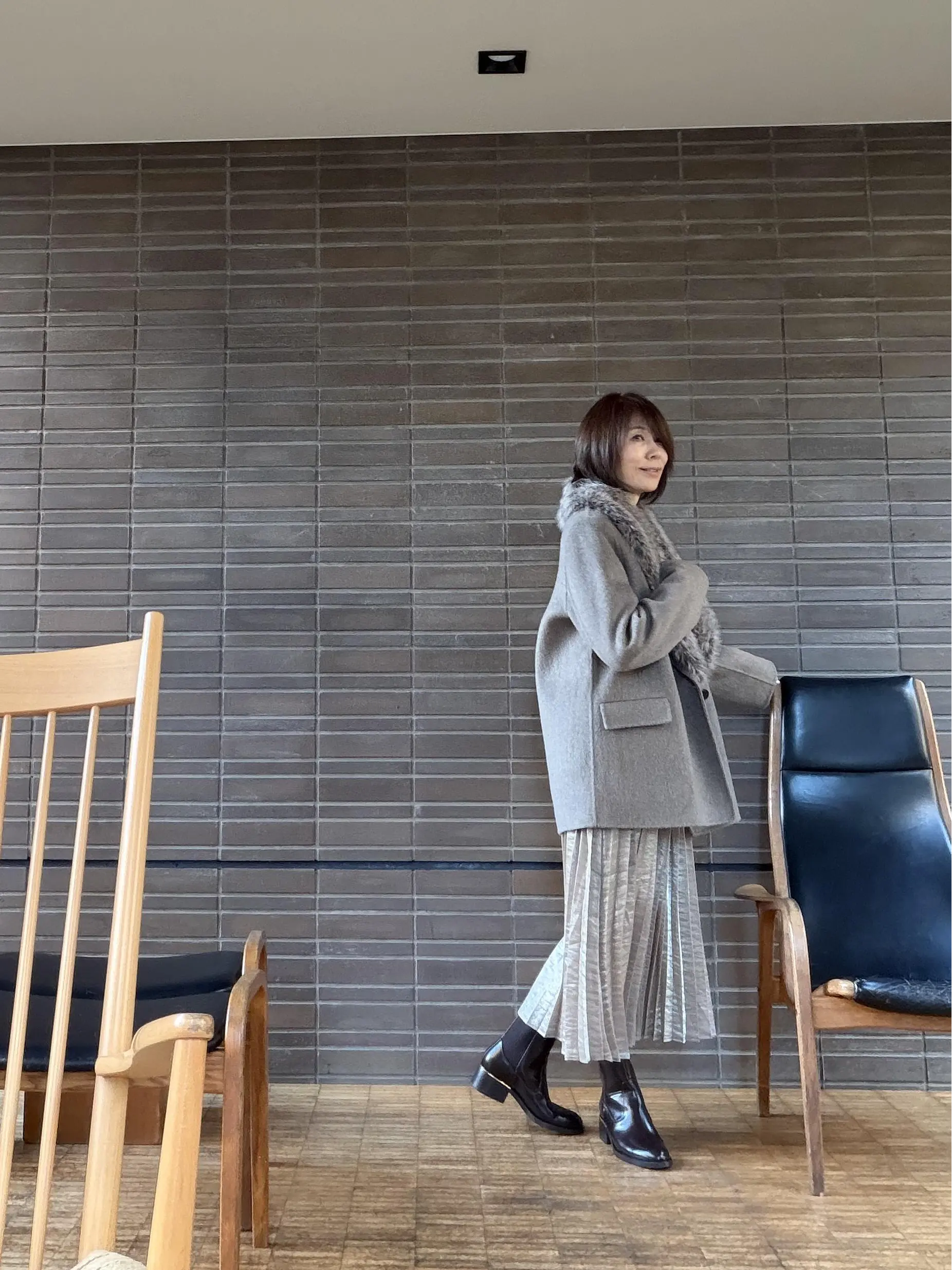 ZARAセール ザラ　ファーコート　プリーツスカート  ワンピースコーデ　ブラウンコーデ　ハーフブーツ　ZARAコーデ　ショートブーツ　モカ色　 jマダムのおしゃれ　ZARAブーツ　ZARAコート