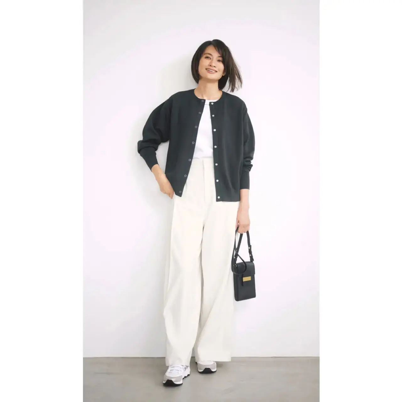 スナップカーディガンで休日のシンプルコーデをフレンチカジュアルに更新！最低気温14℃