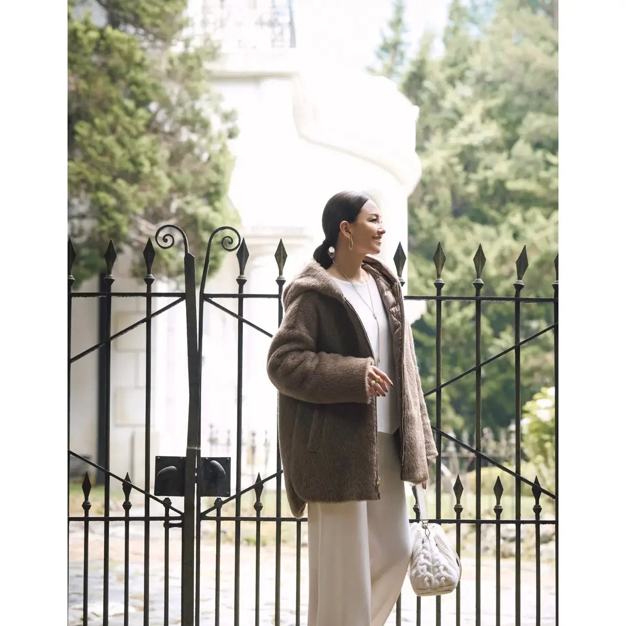 アクティブなフーデットコートはモカ×オフホワイトの配色でリュクスに仕上げる。最高気温10℃