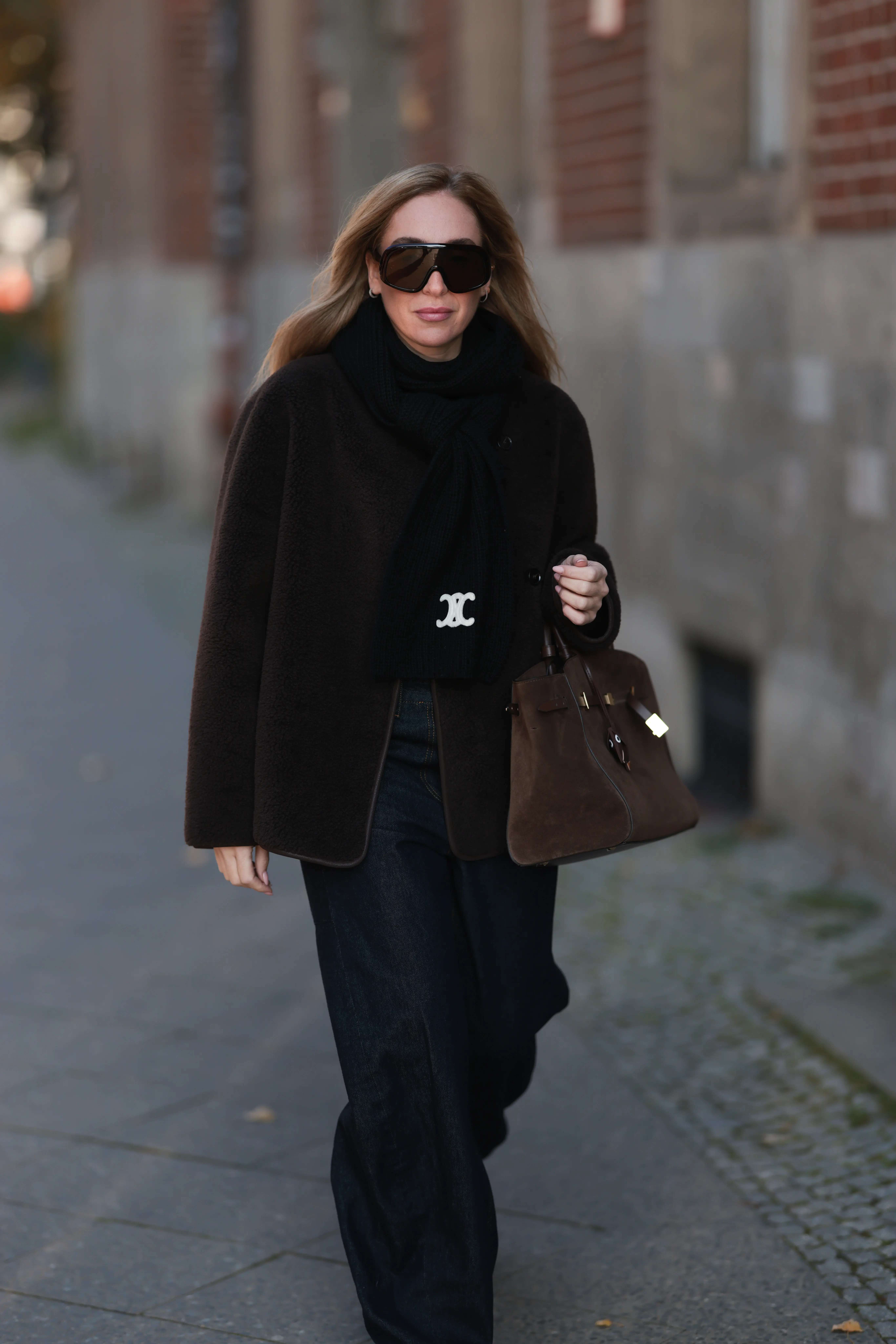 ファッションスナップ　黒コーデ　ブラウンジャケット　配色