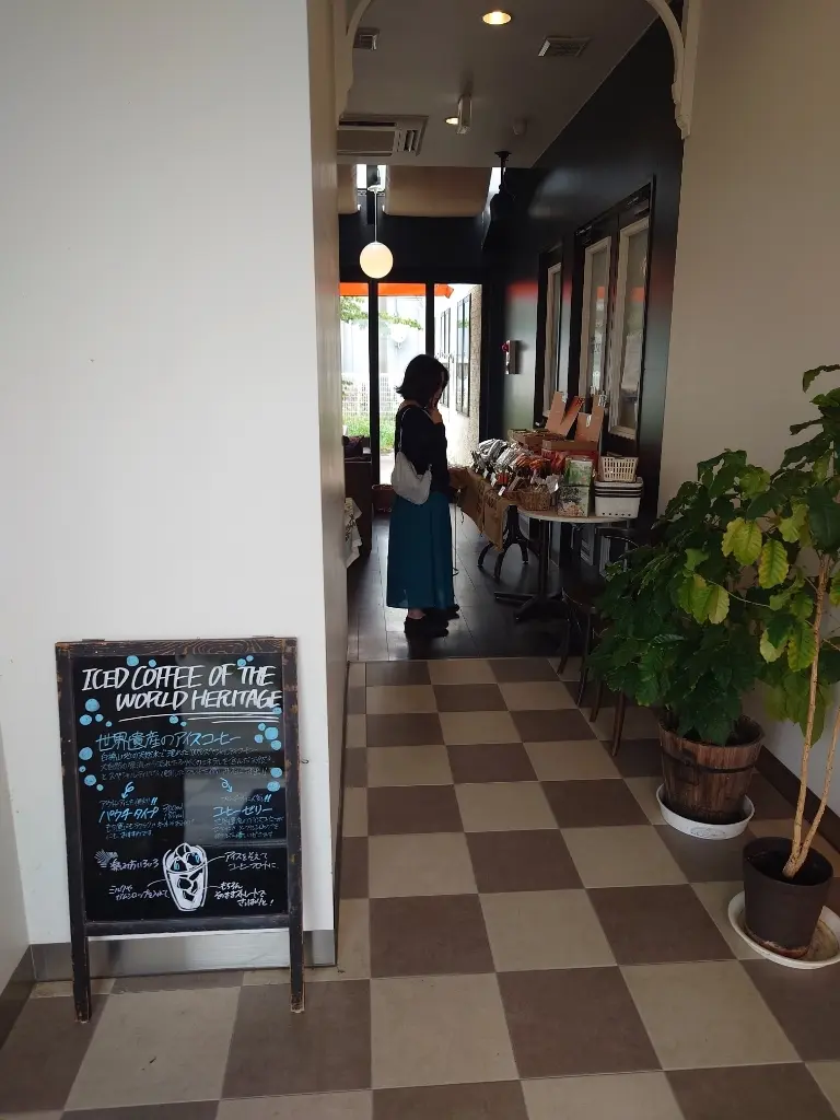 ナガハマコーヒー入口の通路にあんミー
