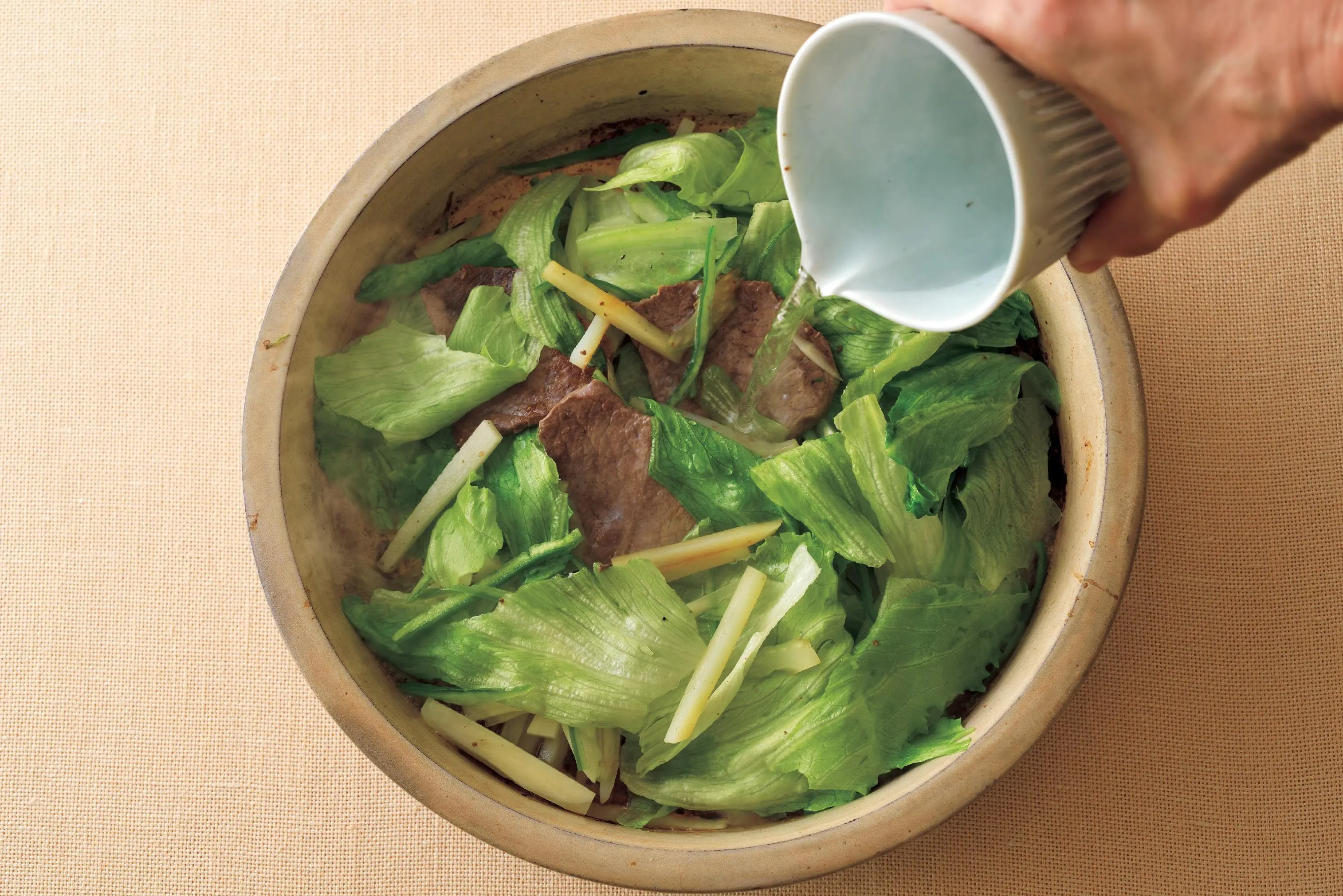 料理研究家 松田美智子さんの牛肉シャキシャキ焼き鍋レシピ 最初は「焼いて」食べる