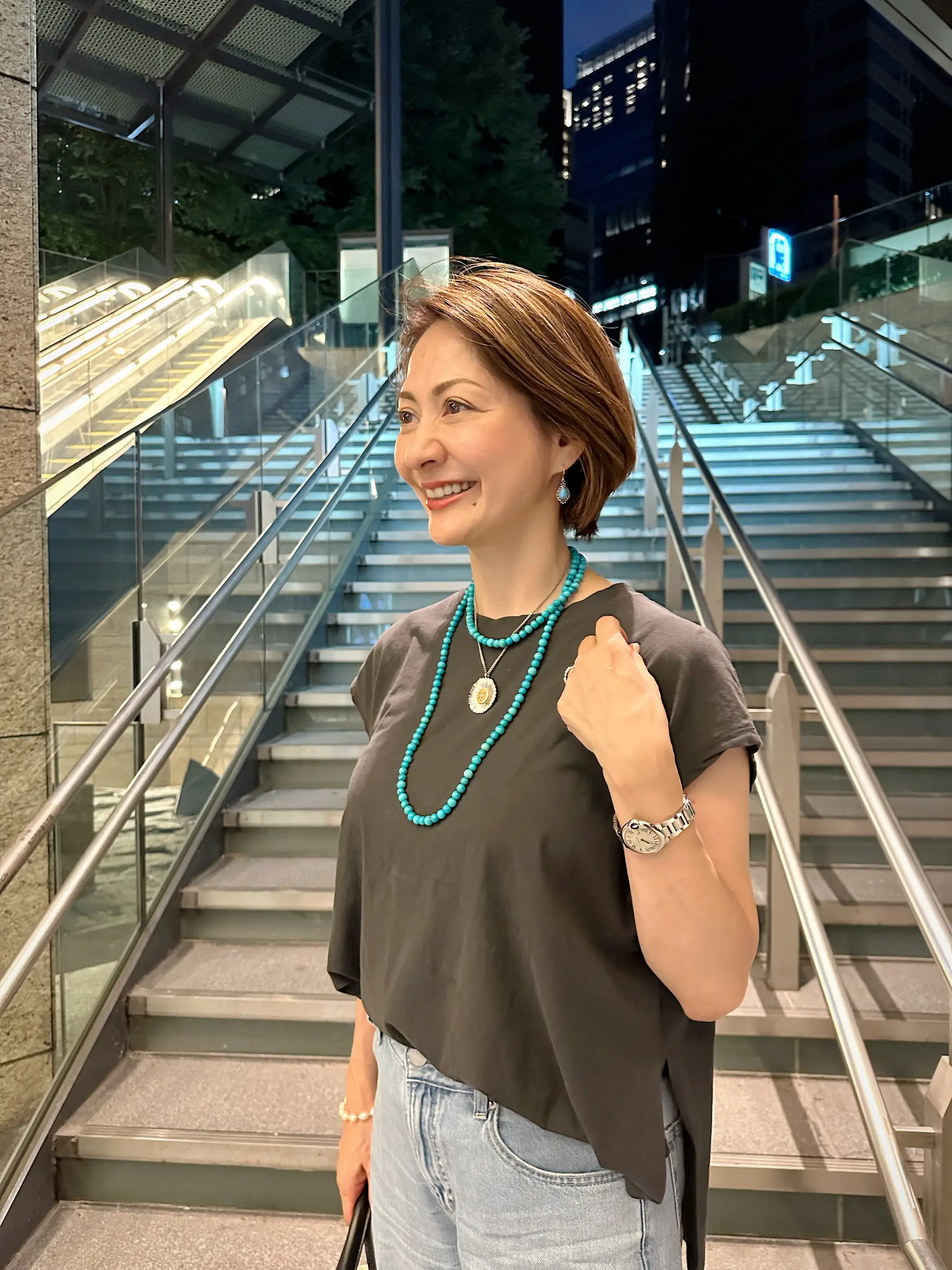 ベーシックな黒のTシャツにもターコイズのネックレスが華やかなアクセントに_1_1