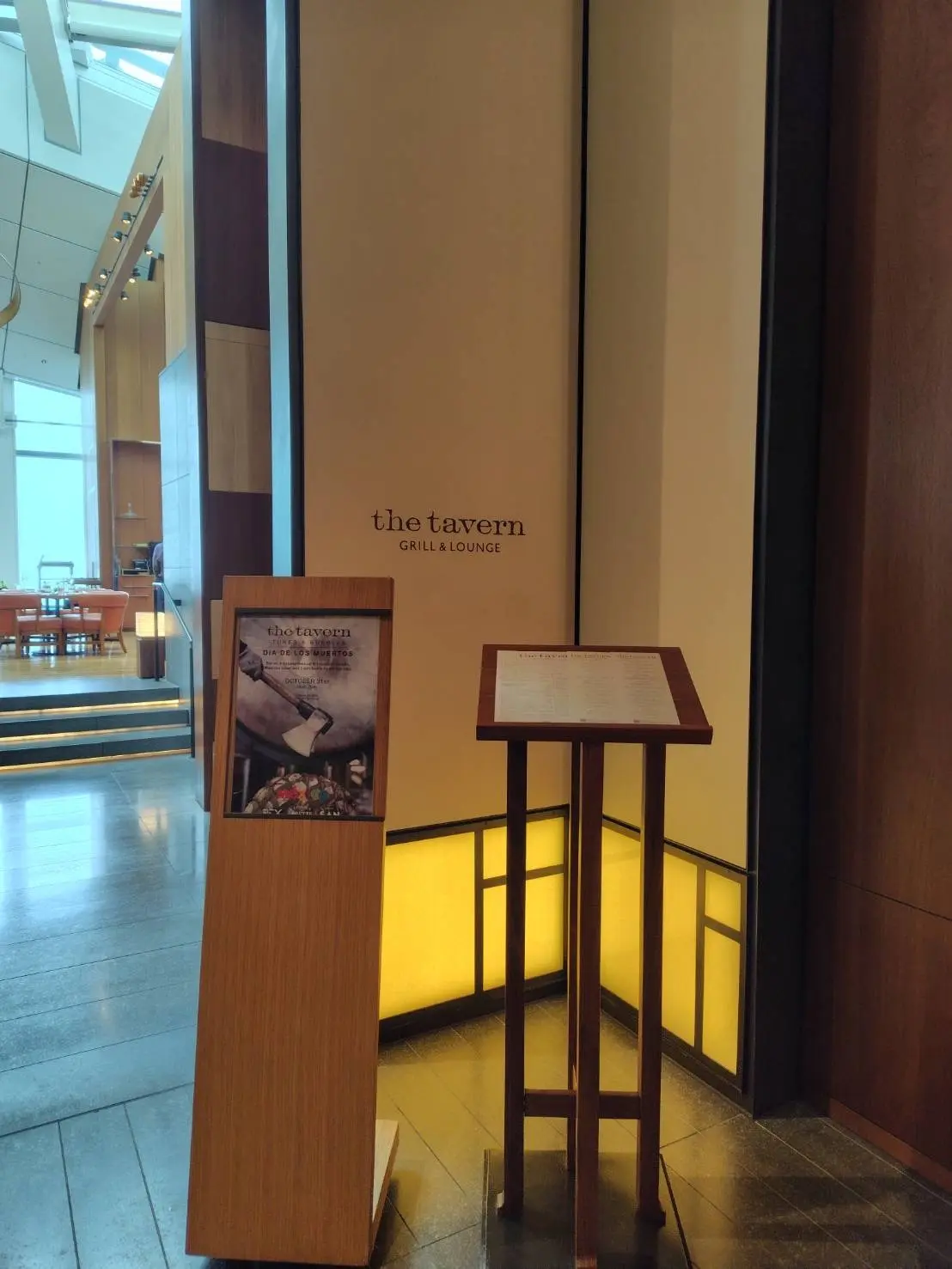 アンダーズ東京 ザ タヴァン グリル&ラウンジのエントランスサインとメニュー台