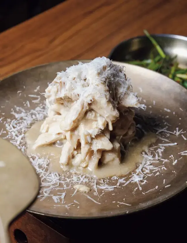 タッポクムタンを注文するとついてくるむね肉はグラナ・パダーノチーズがたっぷり。ナッツとごま油ベースのソースにつけていただく