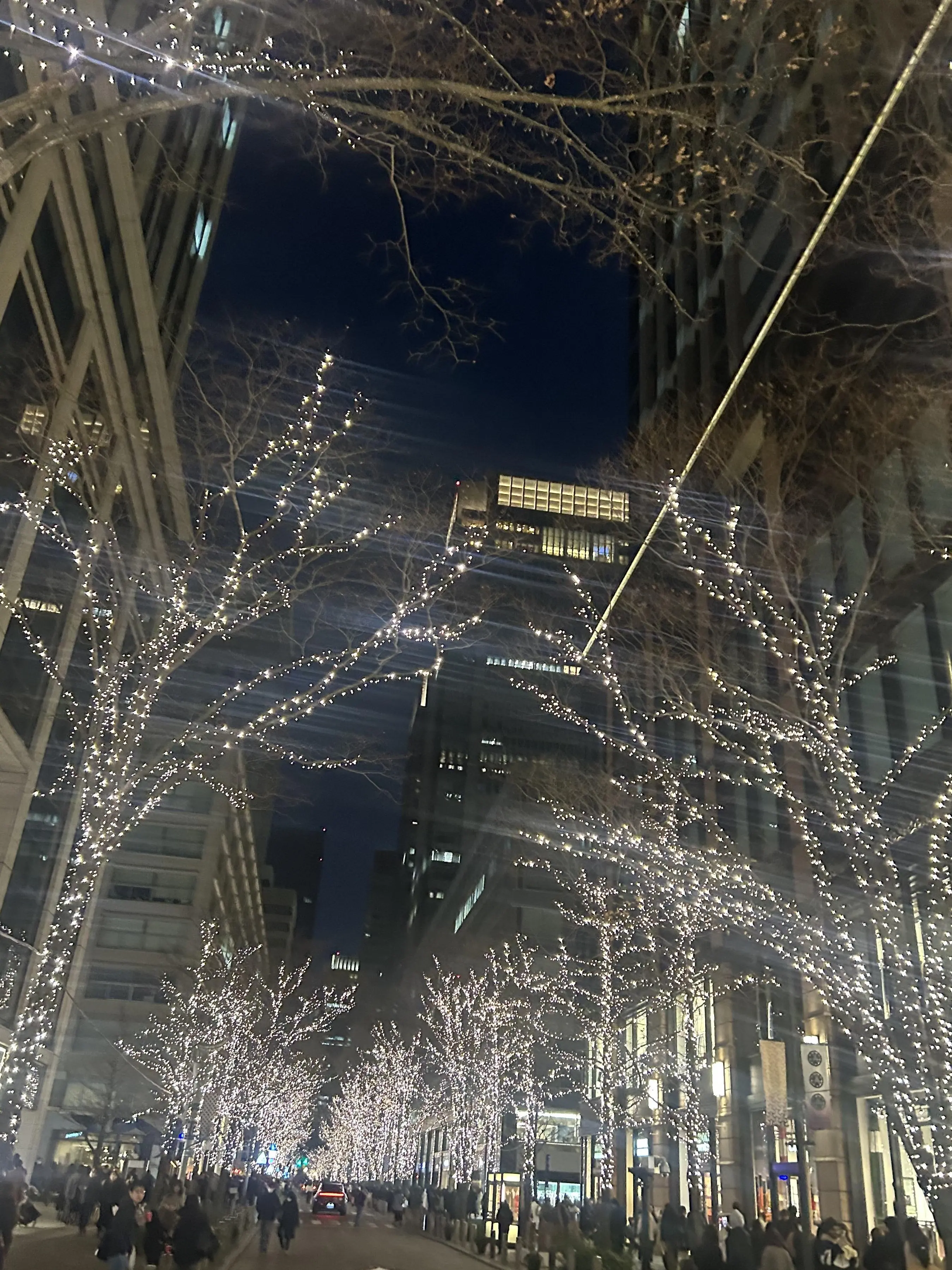 気になる腰回りをカモフラージュ。サスペンダー付きデニムをはいて丸の内ランチ。_1_16-3