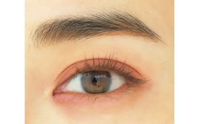 右上のコーラルピンクをアイホールにフワッとぼかし、左下のモーヴを二重幅に重ねる。下まぶたは左上ラベンダーピンクを目頭側だけにぼかす。