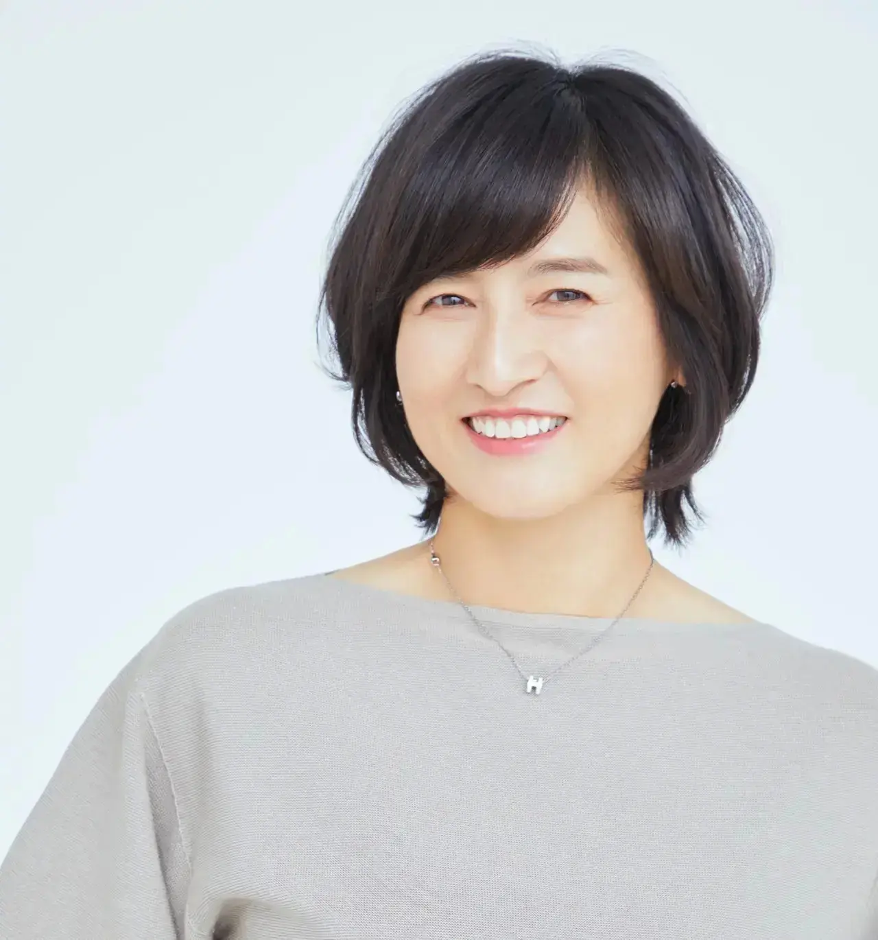 フェミニンもハンサムもスタイリング自在なショートボブ