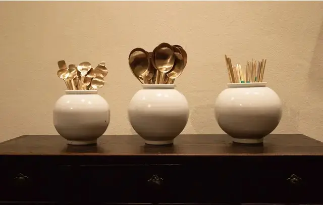 真ちゅうのスッカラは各W7,000、日本ではあまり見かけないミニサイズや箸は各W10,000