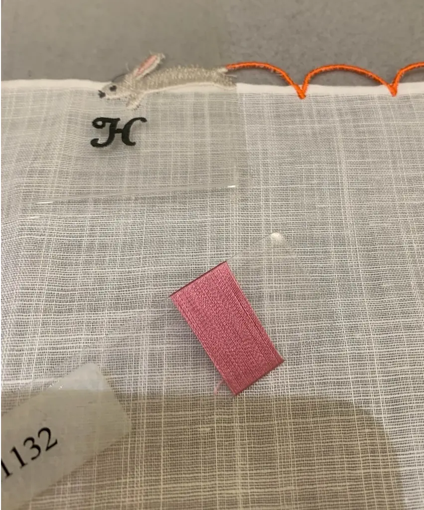 Hにピンクの刺繍糸
