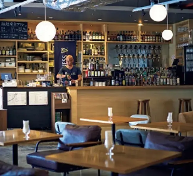 20種類のドラフトビールに加え、ウイスキーのオールドボトル、クラフトジンなども。