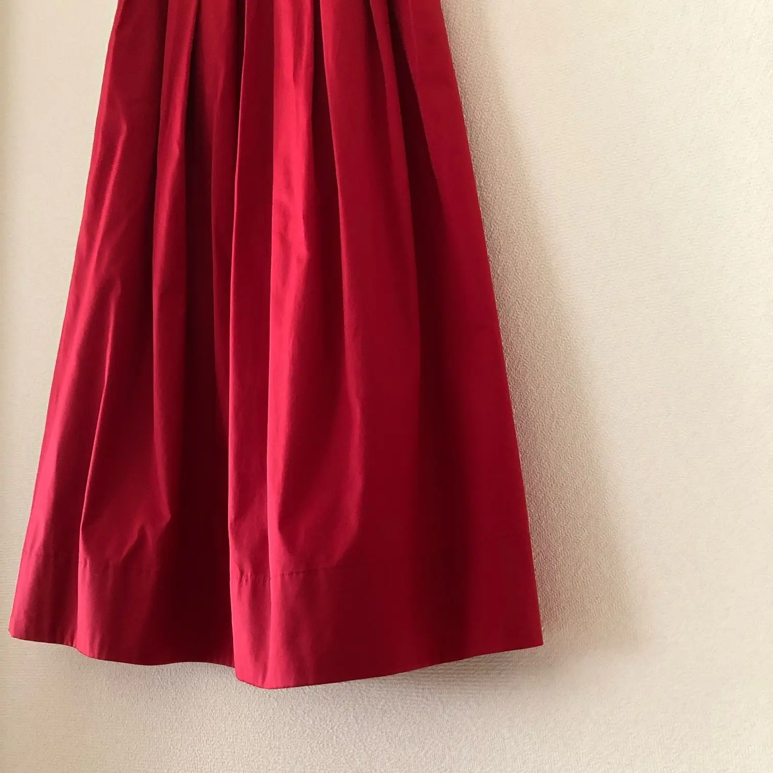 赤いロングスカート